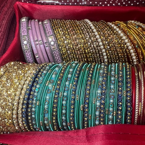 HUGE BOX OF BRACELETS 💝✨ - Picture 8 of 12